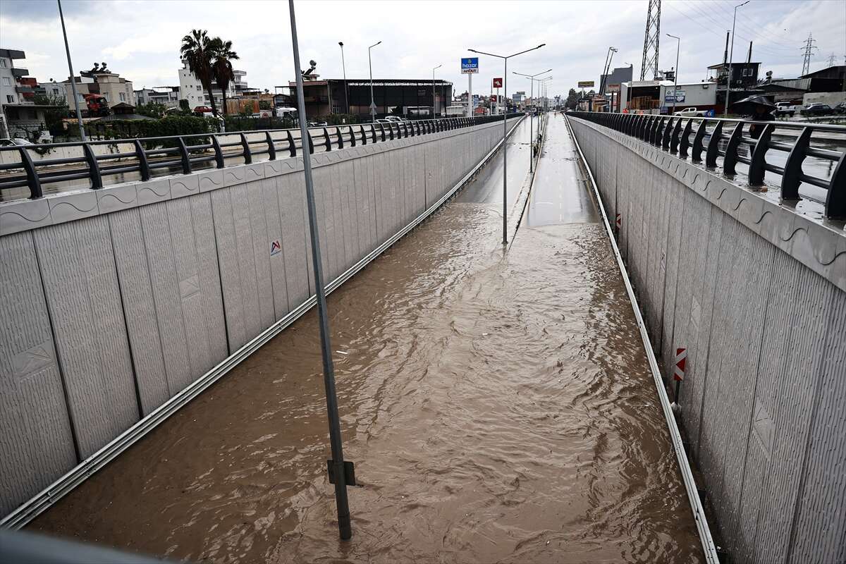Bir ilimizde sel manzaraları! Yollar göle döndü, ev ve iş yerlerini su bastı 8